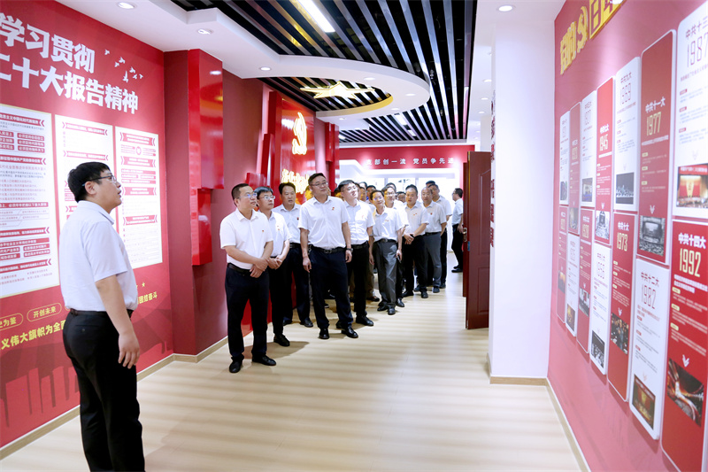 參觀集團黨建活動室